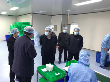 2月9日，高新区领导现场指导防疫物资生产及原材料短缺问题