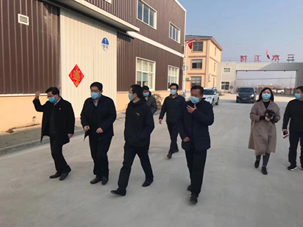 高新区党工委书记郭保存、党组成员杨绍青、马岭岗镇书记李洋来公司监督防疫物资生产